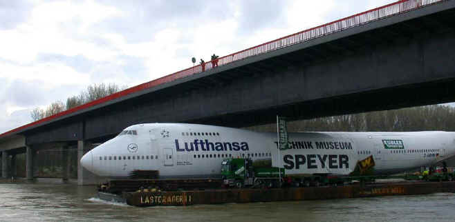 YM unter Rheinbrücke